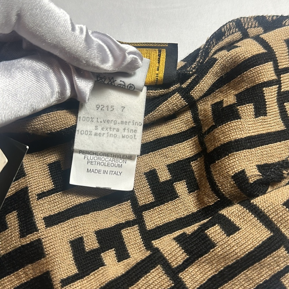 ๐๏ธ๐๏ธHOST PICK๐ Authentic Fendi Brown Zucca Beanie, Get cozy this winter :) NWT - Picture 9 of 9
